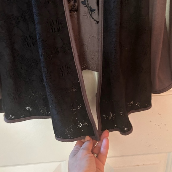 Radzoli lightweight shrug/jacket. Black/brown beautiful lace front & accent back - Picture 3 of 13